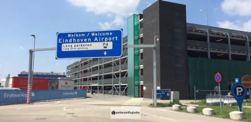 Parken Flughafen Eindhoven P4 Parkhaus von außen