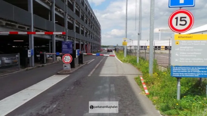 Parken Flughafen Eindhoven P4 beschrankte Einfahrt