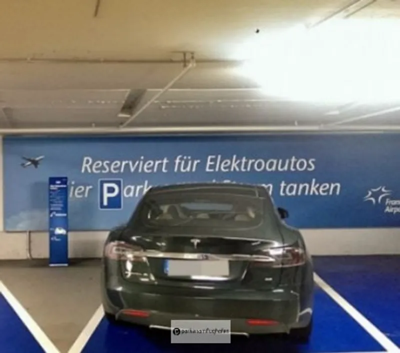 Parken Flughafen Frankfurt P4 Elektroparkplatz