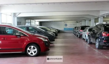 Express Parking Zaventem Geparkte Autos im überdachten Parkgelände