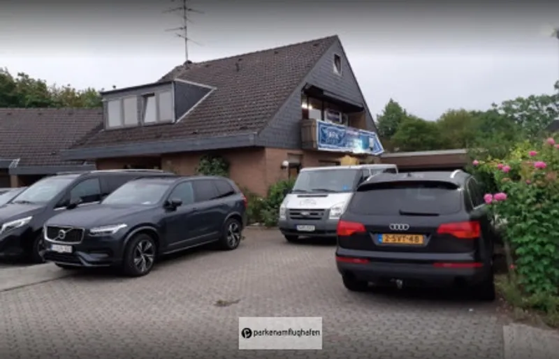 Park Luxus Valet Düsseldorf Einfahrt mit parkenden Fahrzeugen