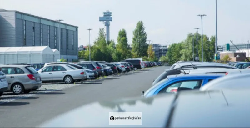 Flughafen Düsseldorf P24 Parkende Fahrzeuge