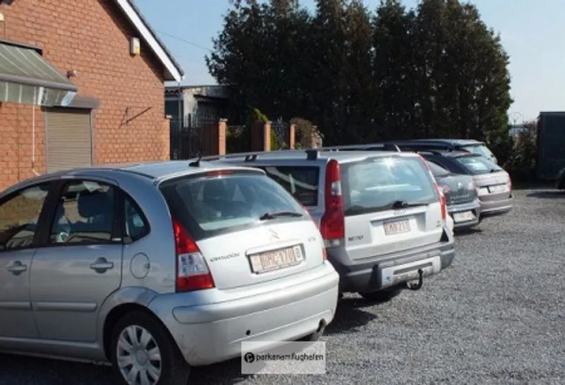 Parking Pas Cher Charleroi geparkte Autos