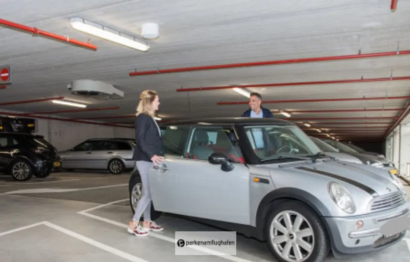 Q-park Schiphol Kunden steigen in Ihr Auto ein