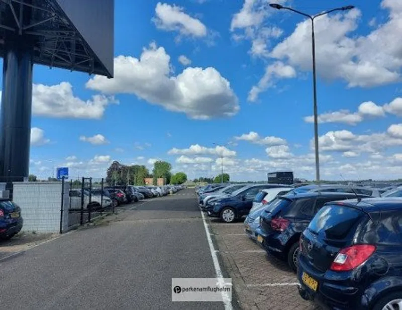 Parken Flughafen Maastricht P1 Bild 1