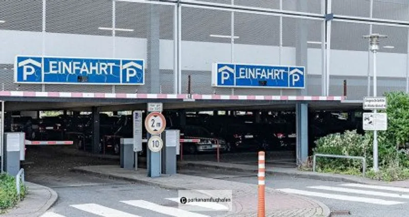 Parken Flughafen Hamburg P8 Bild 1