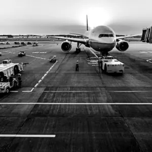 Flughafen schwarz-weiß