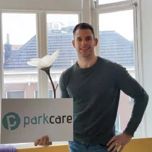 Gründer Theo Zijlstra mit Parkcare Schild